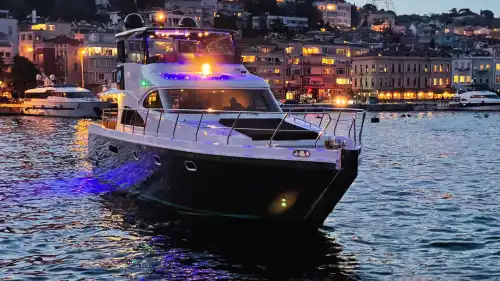 Элегантная и комфортная яхта для деловых встреч и корпоративных мероприятий в Стамбуле