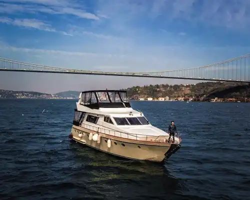 Просторная и комфортная яхта на 18 человек – почасовая или дневная аренда