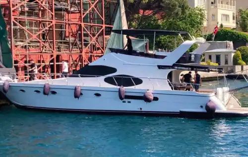 Наслаждение VIP-моторной яхтой в синих водах Босфора – аренда с капитаном