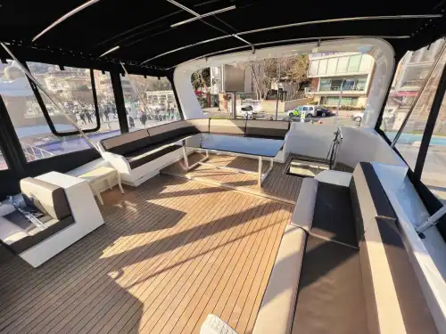 Просторная и комфортная яхта на 18 человек – почасовая или дневная аренда