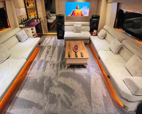 Просторная и комфортная яхта на 18 человек – почасовая или дневная аренда