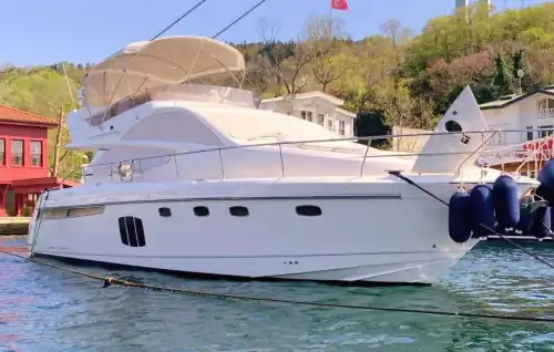 Bebek Çıkışlı 15 Metrelik Azimut Yat ile Boğaz’da Unutulmaz Tur