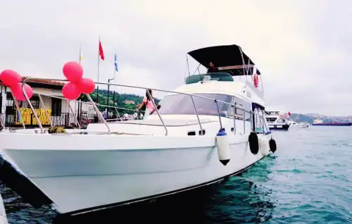 Bebek Çıkışlı 17 Metrelik Lüks Motoryat ile Boğaz’da Özel Bir Gün!