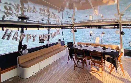 Идеальный выбор для частных и корпоративных мероприятий на 20-метровой яхте в Стамбуле!