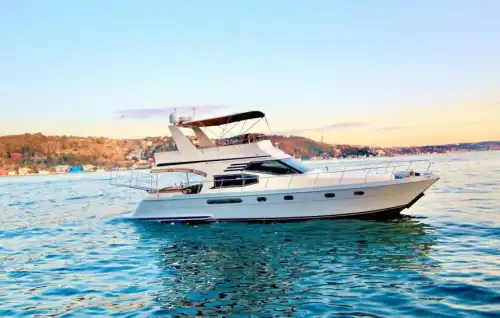 Проведите свои деловые встречи с видом на Босфор на просторной и уютной яхте