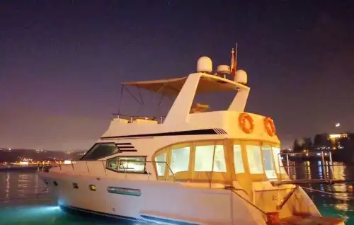 Проведите свои деловые встречи с видом на Босфор на просторной и уютной яхте