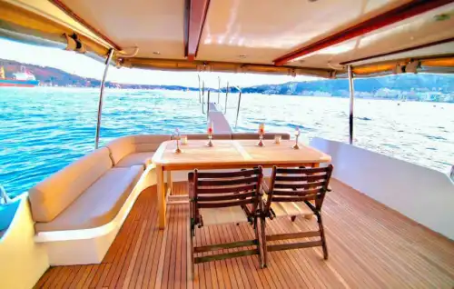 Проведите свои деловые встречи с видом на Босфор на просторной и уютной яхте