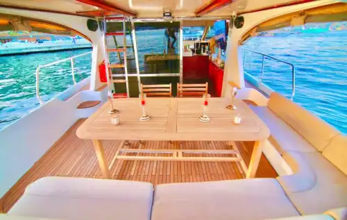 Проведите свои деловые встречи с видом на Босфор на просторной и уютной яхте