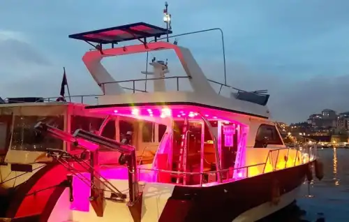 Откройте для себя исторические красоты Босфора на частной яхте вместимостью до 10 человек