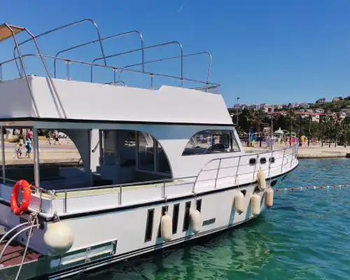 Исследуйте Босфор на частной яхте из Бююкчекмедже