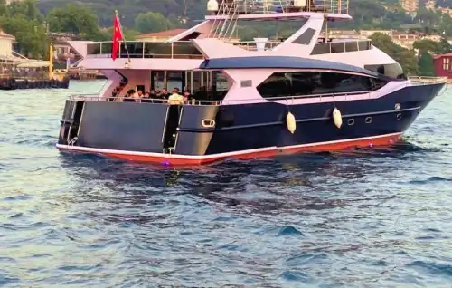 Просторная яхта вместимостью 90 человек для выпускных балов и деловых мероприятий в Стамбуле