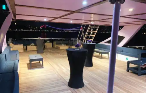 Просторная яхта вместимостью 90 человек для выпускных балов и деловых мероприятий в Стамбуле