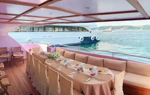 Просторная яхта вместимостью 90 человек для выпускных балов и деловых мероприятий в Стамбуле