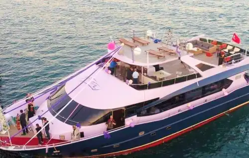 Просторная яхта вместимостью 90 человек для выпускных балов и деловых мероприятий в Стамбуле