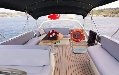 Фантастическое путешествие по Босфору на моторной яхте Marques с отправлением из Бебека!