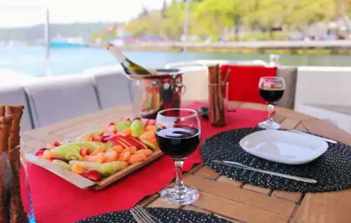 Фантастическое путешествие по Босфору на моторной яхте Marques с отправлением из Бебека!