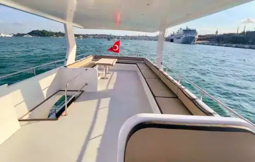 Yacht Rental in Eminönü – Luxury Experience with a Stunning Haliç View!