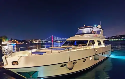 Аренда VIP-яхты с 4-членным экипажем для максимального комфорта и веселья