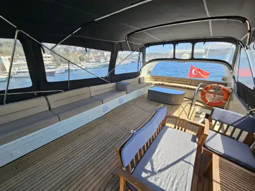 Просторная палуба, удобные зоны отдыха и музыка – эксклюзивный тур на яхте в Бебеке