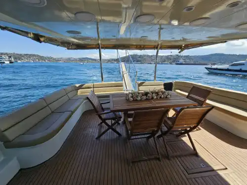 Просторная палуба, удобные зоны отдыха и музыка – эксклюзивный тур на яхте в Бебеке