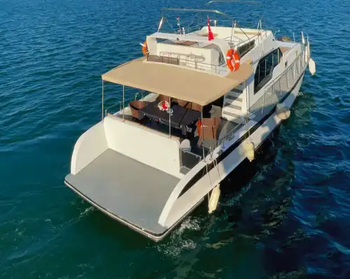 Круиз по водам Стамбула на современной 12-местной яхте