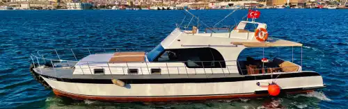 Круиз по водам Стамбула на современной 12-местной яхте