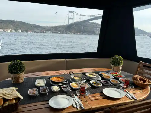 Lüks ve Özel: İstanbul'da Sevdiklerinizle Özel Bir Deniz Turu