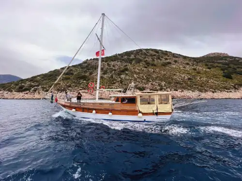 Исследуйте потрясающие бухты Калкана с эксклюзивным круизом