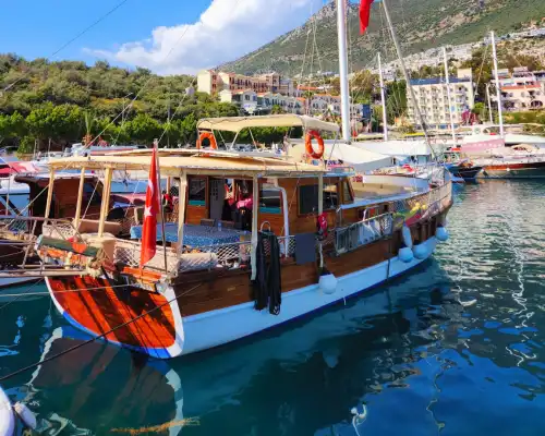 Исследуйте потрясающие бухты Калкана с эксклюзивным круизом