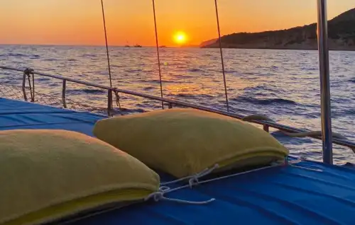 Исследуйте живописные бухты Калкана на 13-метровой частной яхте