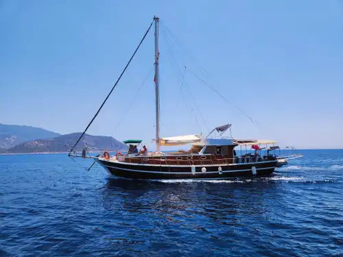 Просторная палуба и 2 каюты – аренда премиальной гулеты в Калкане