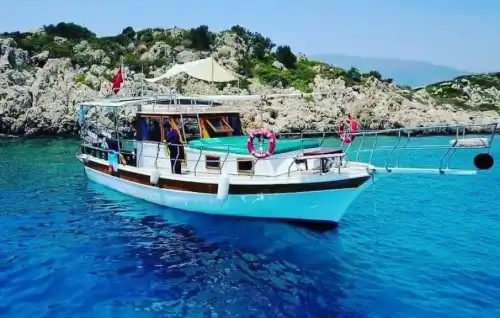 Kaş’ta 11 Metrelik Ekonomik Tekne ile Uygun Fiyatlı Mavi Tur
