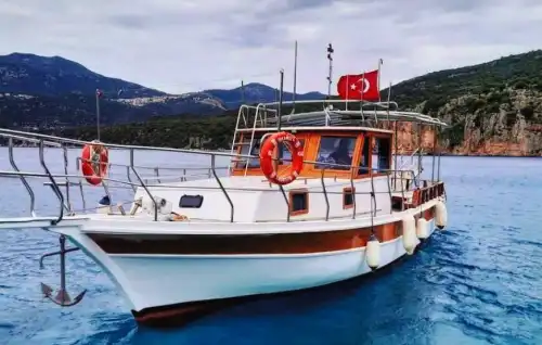 Kaş’ta 11 Metrelik Ekonomik Tekne ile Uygun Fiyatlı Mavi Tur