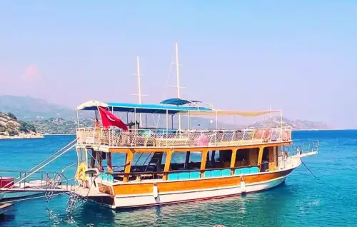 Простор и элегантность – аренда яхты для групповых мероприятий