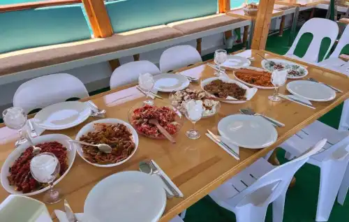 Простор и элегантность – аренда яхты для групповых мероприятий