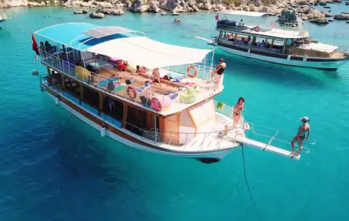 Простор и элегантность – аренда яхты для групповых мероприятий