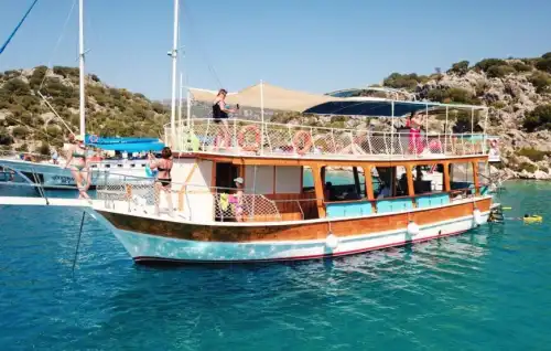 Простор и элегантность – аренда яхты для групповых мероприятий