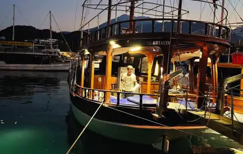 Aile ve Grup Etkinlikleri İçin Kemer’de Geniş Tekne Kiralama
