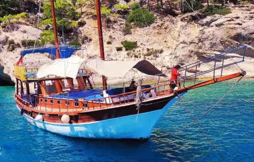 Aile ve Grup Etkinlikleri İçin Kemer’de Geniş Tekne Kiralama