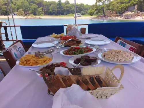 Романтический уикенд или семейный отдых – яхта вашей мечты!