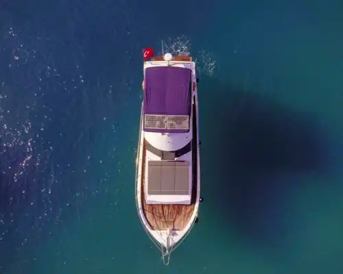 Насладитесь 15-метровой моторной яхтой в живописных бухтах Кемера