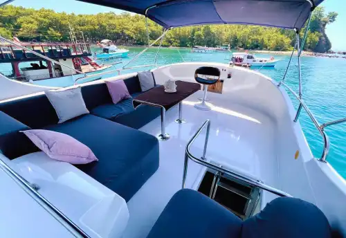 Насладитесь 15-метровой моторной яхтой в живописных бухтах Кемера