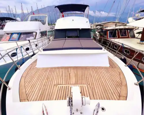 Насладитесь 15-метровой моторной яхтой в живописных бухтах Кемера