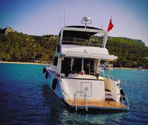 Насладитесь 15-метровой моторной яхтой в живописных бухтах Кемера