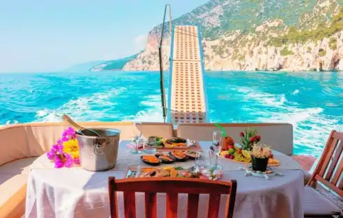 Самое эксклюзивное голубое путешествие – 14-метровая моторная яхта