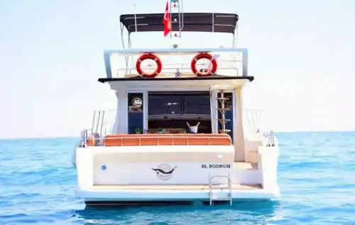 Kemer’den Hareket Eden 12 Kişilik Uygun Fiyatlı Yat Kiralama Seçeneği