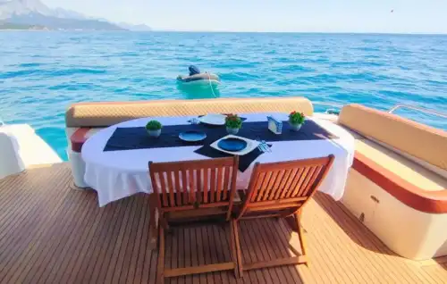 Kemer’den Hareket Eden 12 Kişilik Uygun Fiyatlı Yat Kiralama Seçeneği