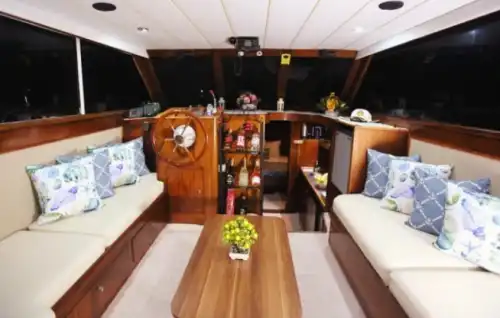 Полностью оборудованная 15-метровая моторная яхта для комфортного отдыха