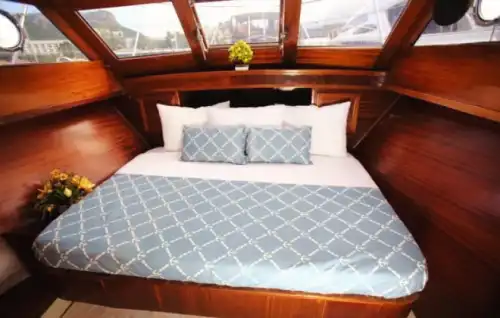 Полностью оборудованная 15-метровая моторная яхта для комфортного отдыха