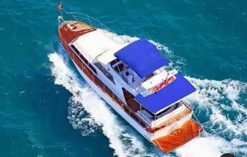 Полностью оборудованная 15-метровая моторная яхта для комфортного отдыха